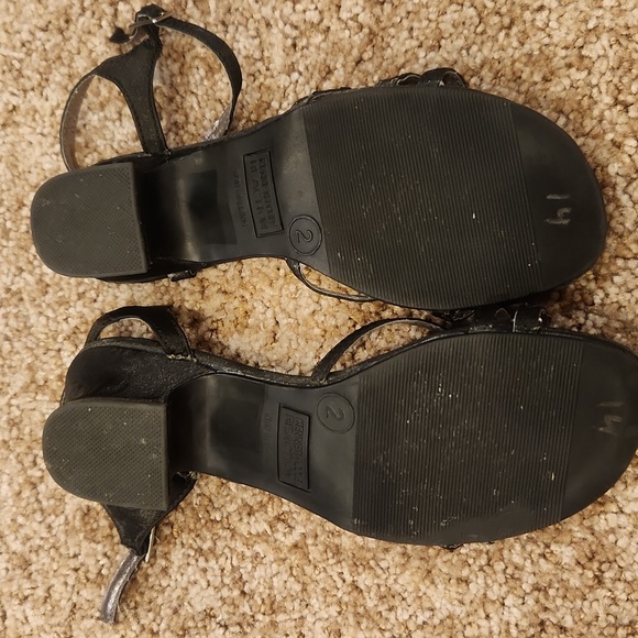 Kenneth Cole Reaction Girls Heeled Sandals, size 2 - Picture 3 of 4
